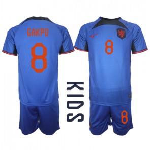 Holland Cody Gakpo #8 Replika Babytøj Udebanesæt Børn VM 2022 Kortærmet (+ Korte bukser)